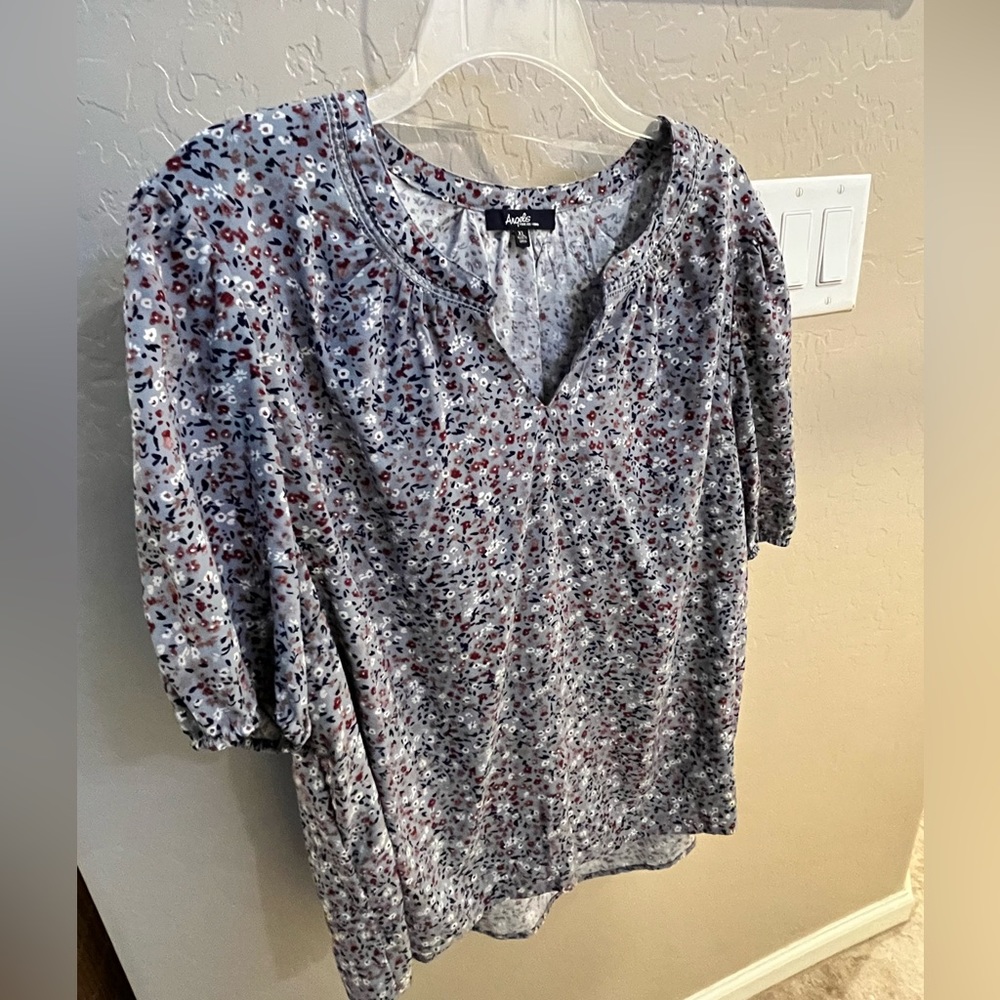 Lightweight shirt sleeve floral blouse